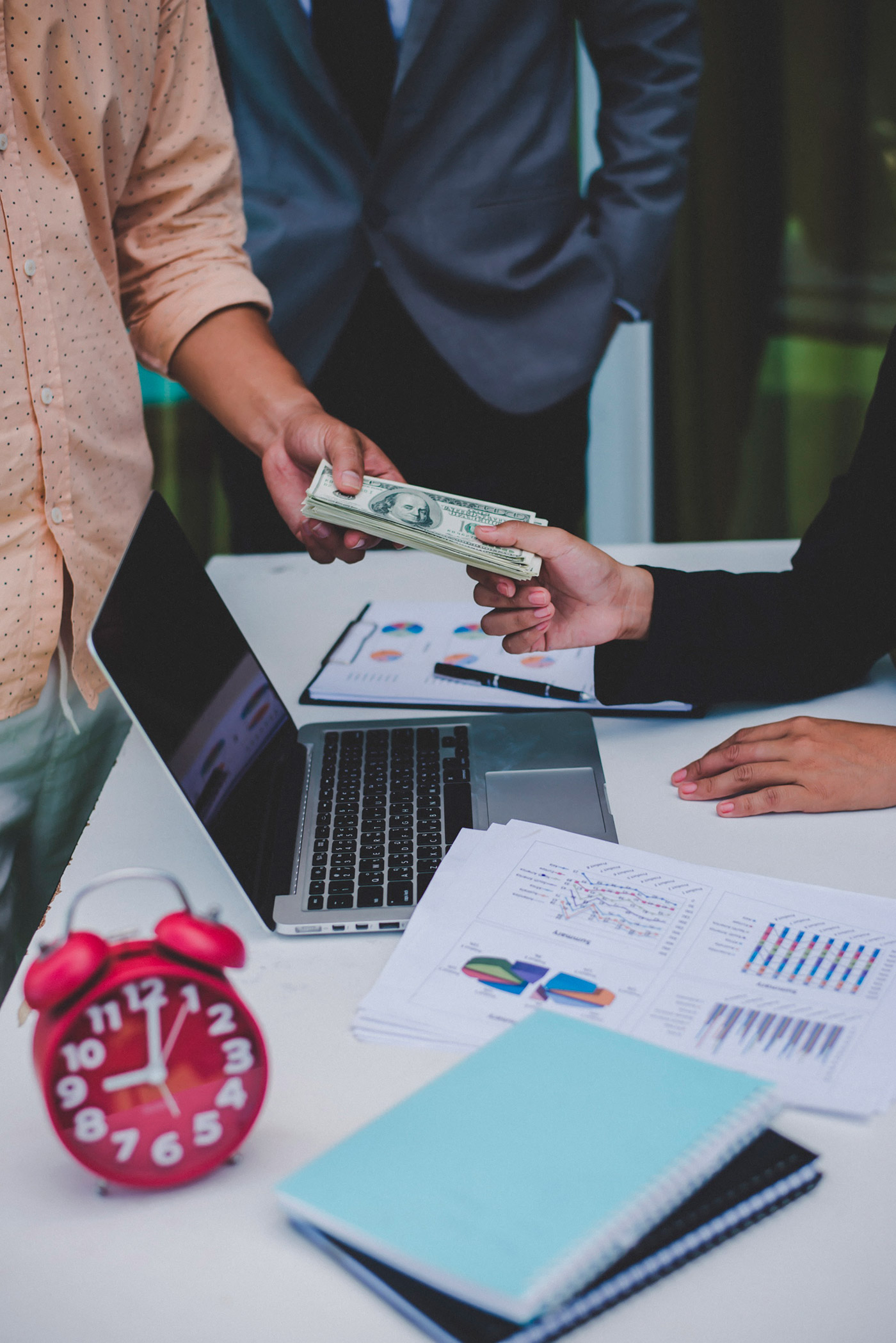 businessman-woman-workplace-paperwork-dollar_